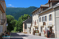 Mont-Dauphin, bar dans la rue principale Mont-Dauphin, bar dans la rue principale