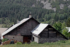Névache, chalet typique avec son tas de bois Névache, chalet typique avec son tas de bois