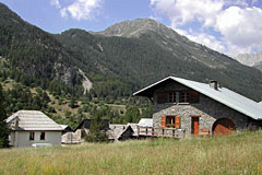 Névache, chalets et paysage de montagne