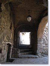 Orpierre, vaulted passageway