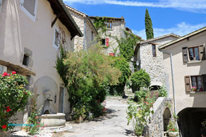 Serres, small square and fountain