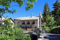 Vars, hôtel-restaurant au centre du village