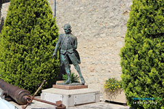 Le Bar sur Loup, statue de l'amiral de Grasse Le Bar sur Loup, statue de l'amiral de Grasse