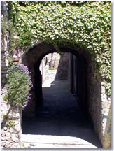 Cantaron, vaulted passageway