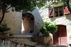 Carros, vaulted passageway