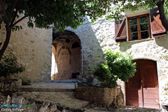 Carros, vaulted passageway Carros, vaulted passageway