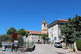 Chateauneuf Villevieille, arrivée au village