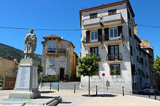 Contes : place, statue et maisons typiques - Photos HD