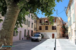 Contes, place de l'église