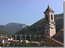 Escarène, clocher et viaduc