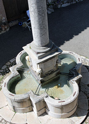Gourdon, fountain