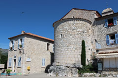 Gourdon, tour et maison