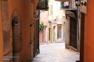 Grasse tiny street