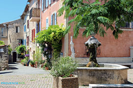 Peymeinade, place et fontaine