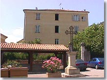 Puget Théniers, place avec lavoir