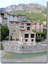 Roquestéron-Grasse, village et rivière Esteron Roquestéron-Grasse, village et rivière Esteron