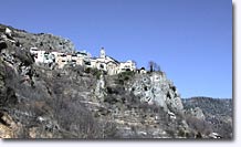 Roubion, le village vu de loin