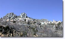Roubion, le village vu de loin