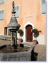 Sigale, fontaine de la mairie