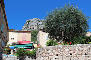 Saint Jeannet, houses beneath the rock
