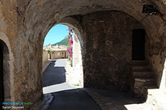 Saint Jeannet, vaulted passageway