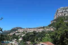 Saint Jeannet, le village sous son rocher Saint Jeannet, le village sous son rocher