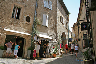 Saint Paul de Vence, ruelle commerçante
