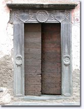 Tende, old door