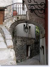 Toudon, vaulted passageway