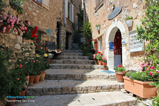 Tourrettes sur Loup, calade fleurie