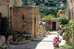 Tourrettes sur Loup, flowered stree Tourrettes sur Loup, flowered street