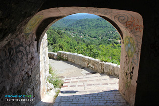 Tourrettes sur Loup, passage voûté