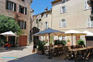 Tourrettes sur Loup, terrasse de restaurant