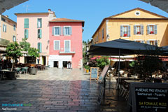 Valbonne, place avec terrasses