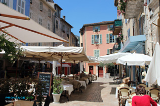 Vence, place avec terrasses de restaurants