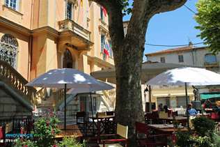 Vence, terrasse devant la mairie