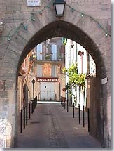 Alleins, porte du village