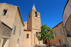 Aubagne, place et clocher dans le vieil Aubagne