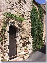 Aurons, ancient door