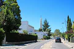 Carnoux en Provence, rue et église Notre Dame d'Afrique Carnoux en Provence, rue et église Notre Dame d'Afrique