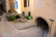 Ceyreste, romanesque fountain and cabarotte