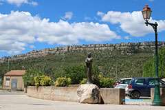 Châteauneuf-le-Rouge, statue devant la barre de Trets Châteauneuf-le-Rouge, statue devant la barre de Trets