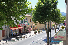 La Destrousse, rue et Bar-Tabac La Destrousse, rue et Bar-Tabac