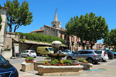 Eyragues, fontaine et clocher