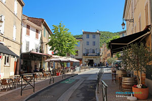 Gémenos, rue et terrasses de café
