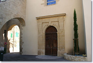 Grans, porte de l'église