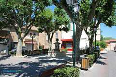 Gréasque, place et fontaine