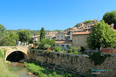 Jouques, le village