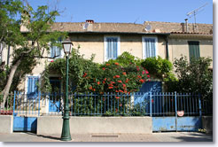 Lamanon, houses