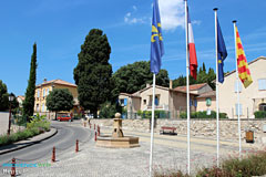 Meyreuil, place et fontaine